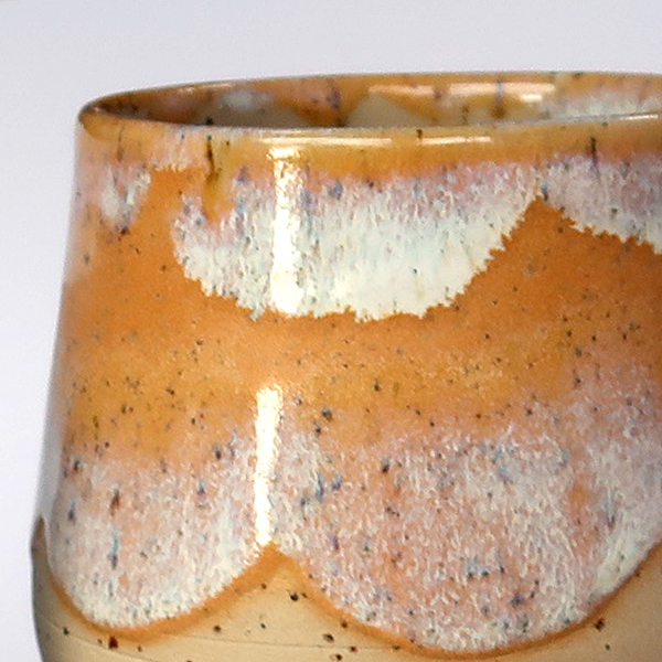 Gelbe Steinzeugglasur mit weißem Muster