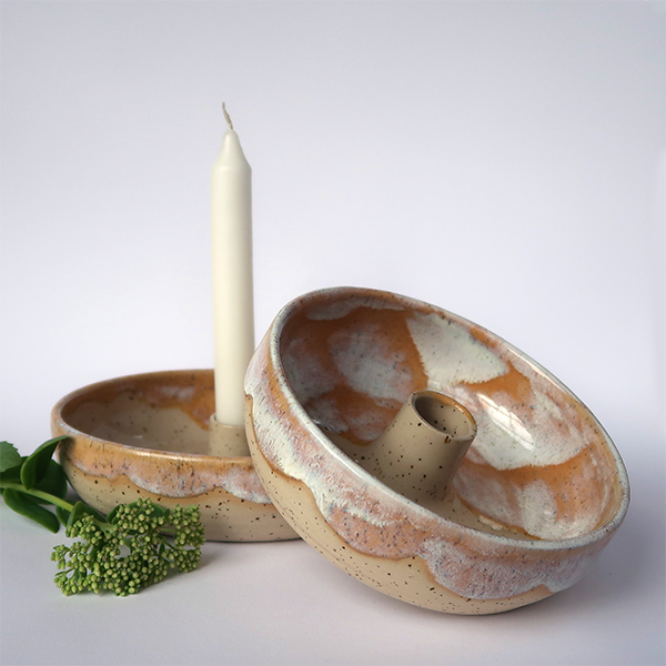 getöpferte Kerzenschale mit gelber Glasur und weißen Wolken