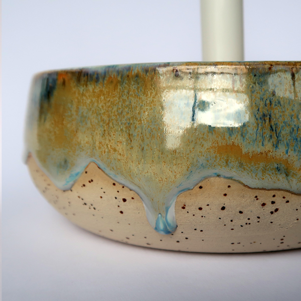 getöpferte Kerzenschale mit tropfender Glasur