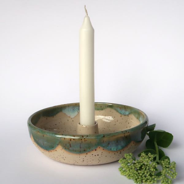Kerzenschale mit türkiser Glasur und Kerze
