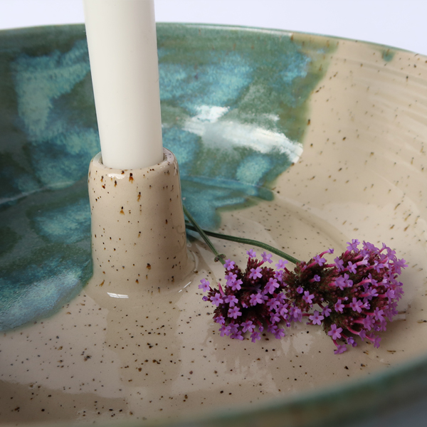 lila Blumen in handmade Kerzenschale