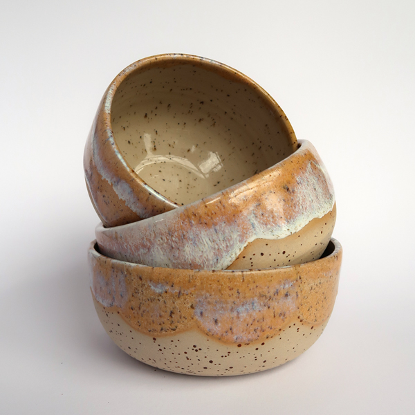 kleine handgemachte Schüsseln mit gelber Glasur und Verlauf