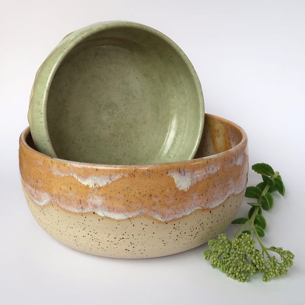 getöpferte Salatschüsseln in verschiedenen Größen