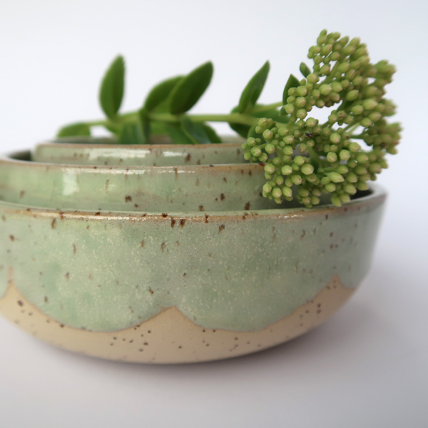 ineinander gestapelte handgemachte Schüsseln in Mint