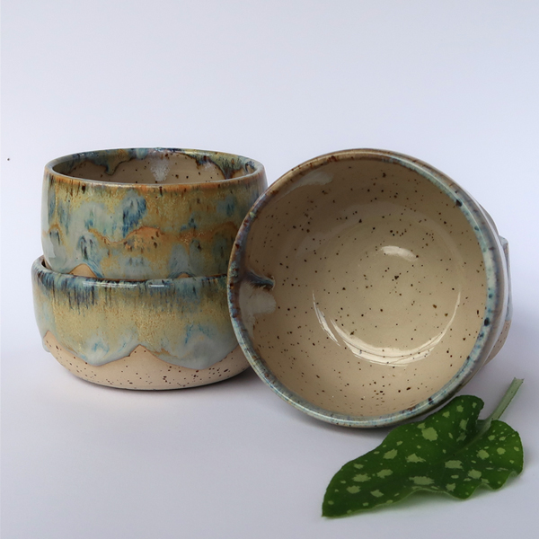 Schüsseln in einer Größe mit blauer und oranger Glasur