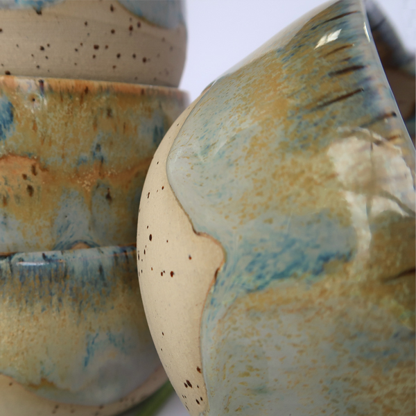 Nahaufnahme von blau-oranger Glasur