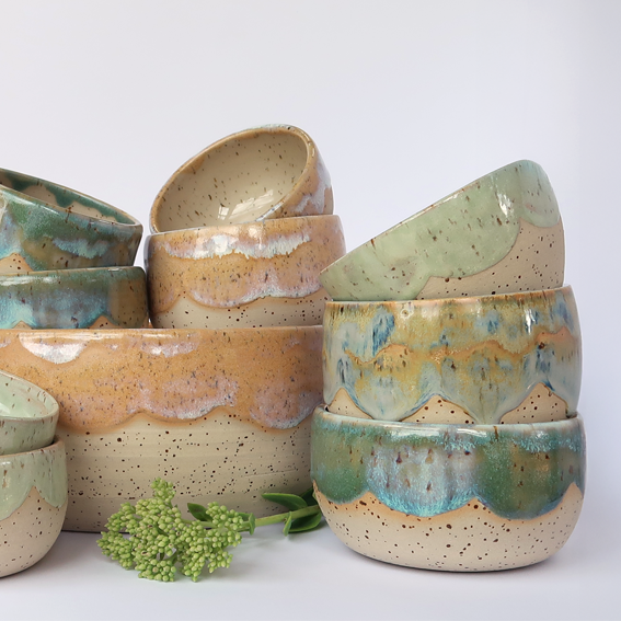 Viele Schüsseln in unterschiedlicher Größe