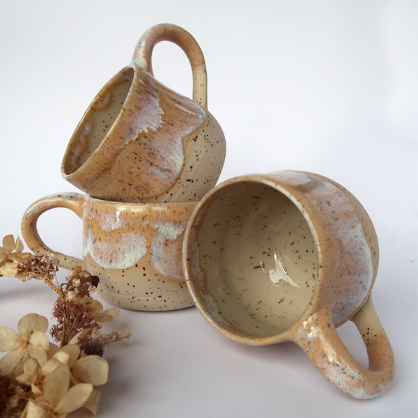 Handgemachte Tasse, Keramiktasse, Unikat, handmade, gelb, weiß, Trockenblumen, Deko