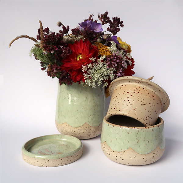 Handgemachte Keramik, individuelle Glasur, hellgrün, Pfefferminz, Blumen, Butterdose, Vase, Teller