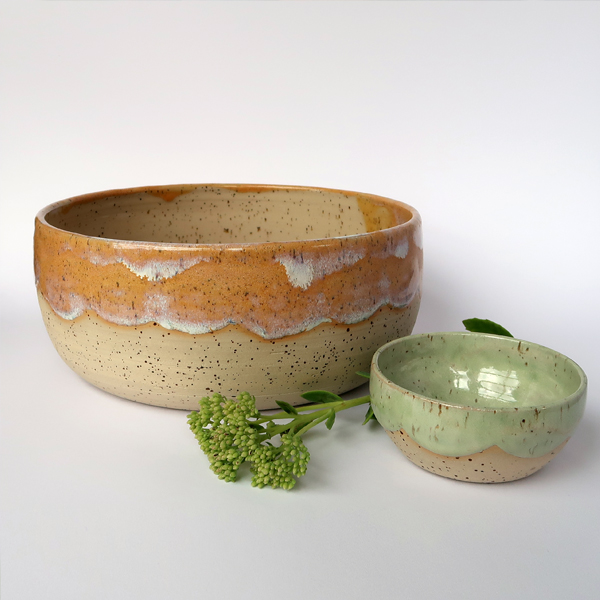 Handgemachte Schüsseln im Größenvergleich
