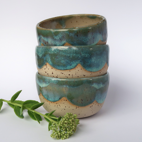 Handgemachte Schälchen mit türkiser Glasur gestapelt als Turm