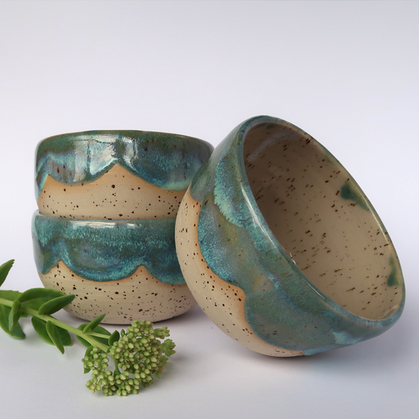 Handgemachte Schälchen mit türkiser Glasur
