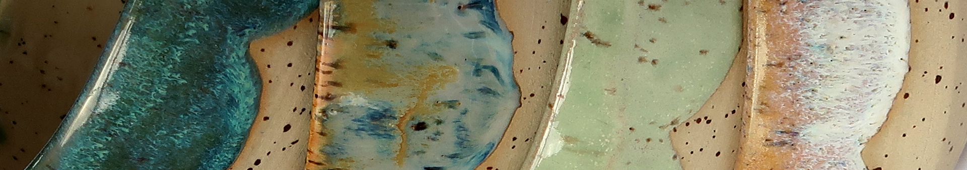 Schüsseln mit bunter Glasur