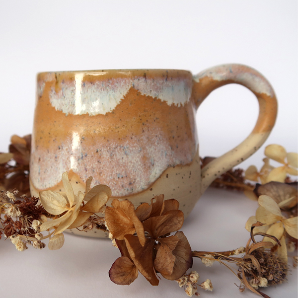 Handgemachte Tasse, Keramiktasse, Unikat, handmade, gelb, weiß, Trockenblumen, Deko