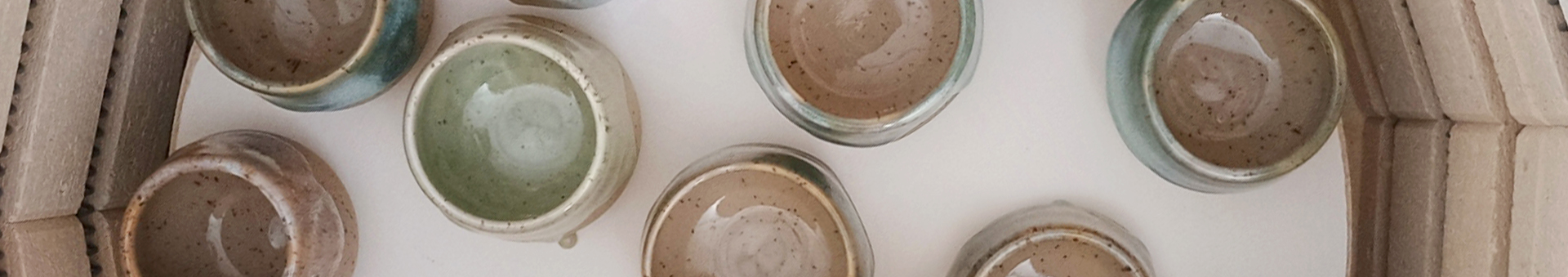 Draufsicht Keramikbecher im Brennofen