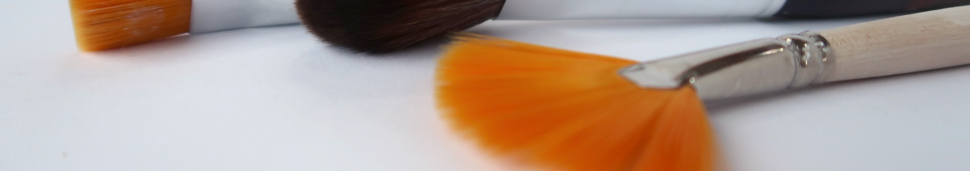 Fächerpinsel auf weißem Hintergrund