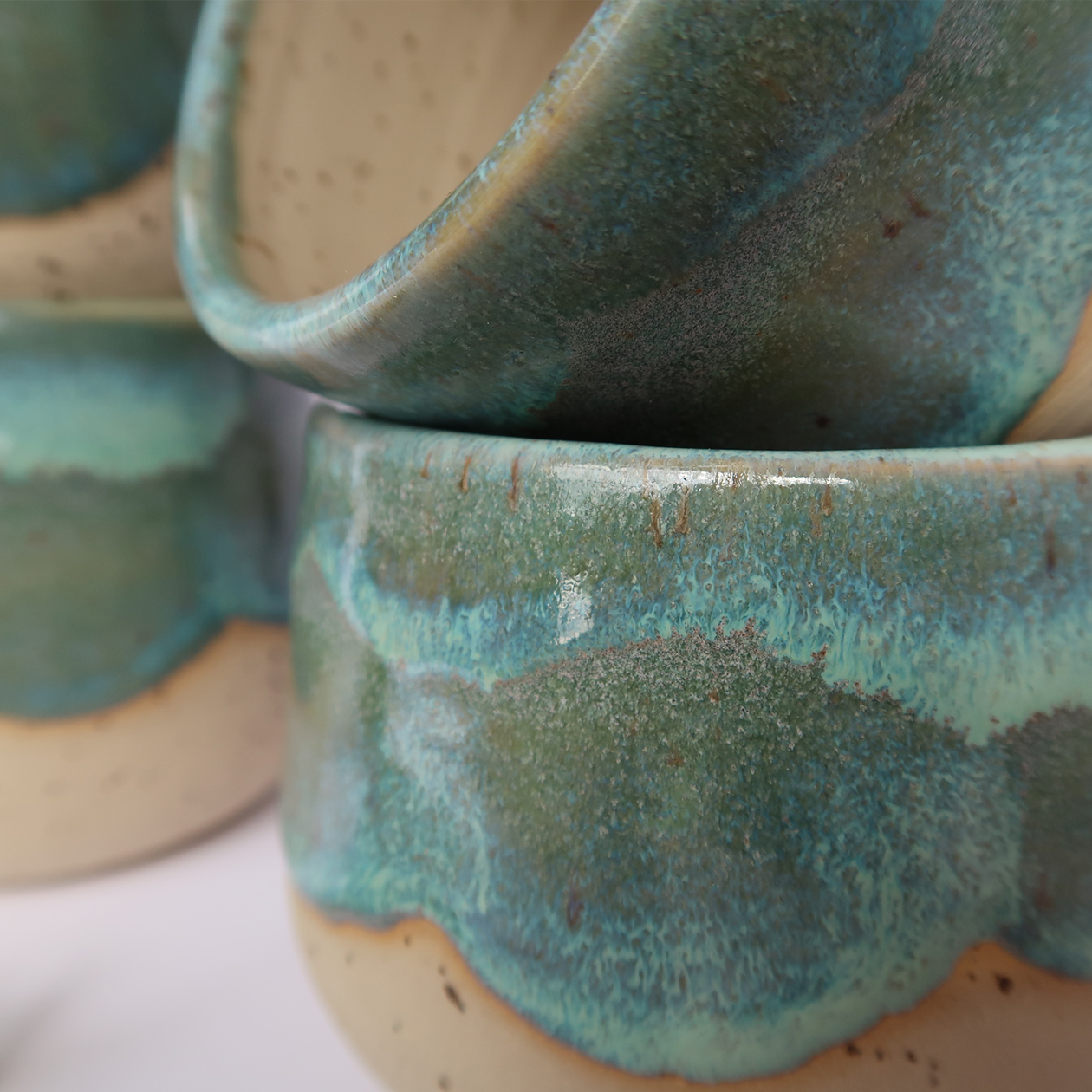 Nachaufnahme von Keramikbechern mit grüner Glasur